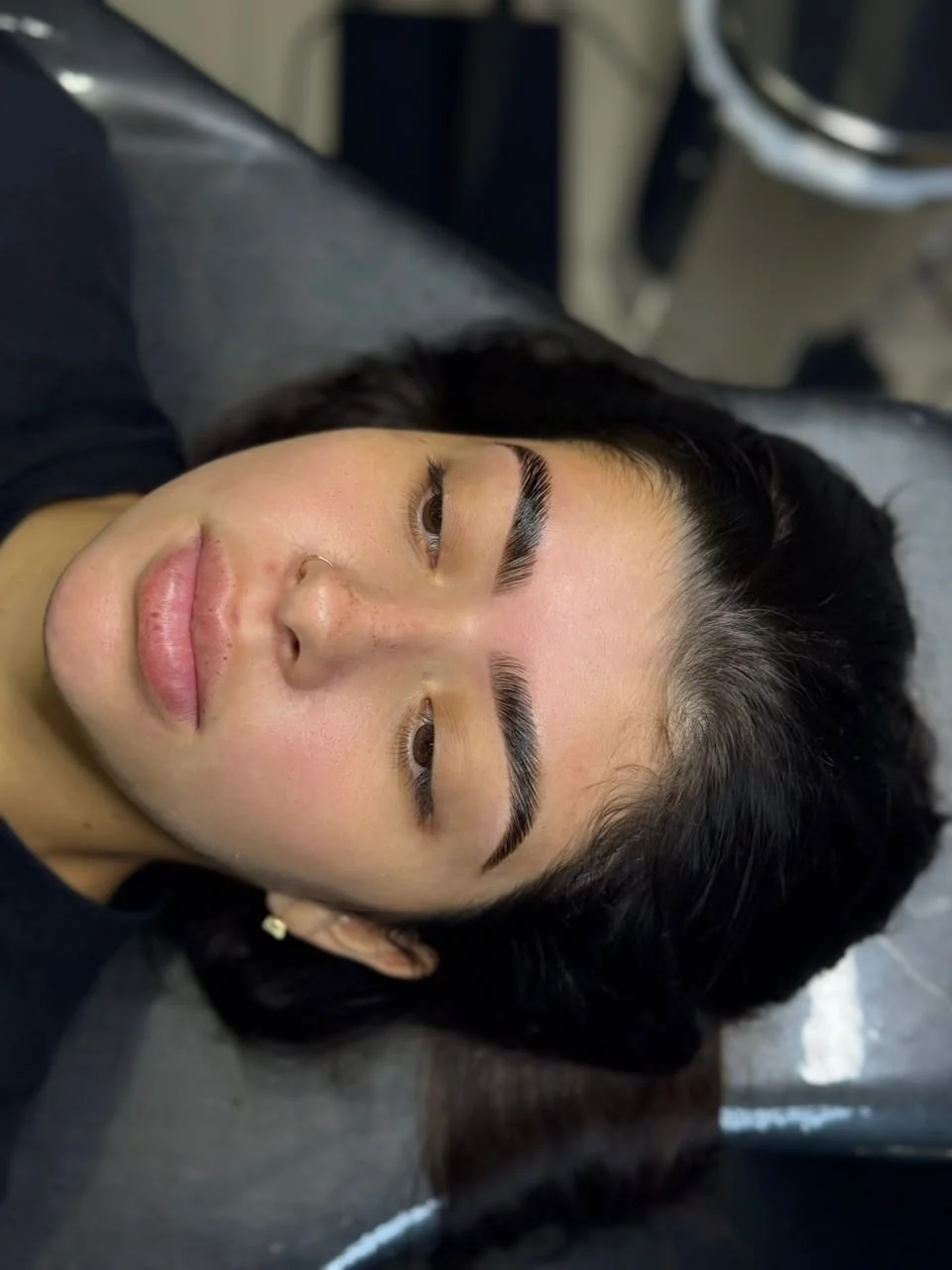 Resultado de brow lamination com fios alinhados.